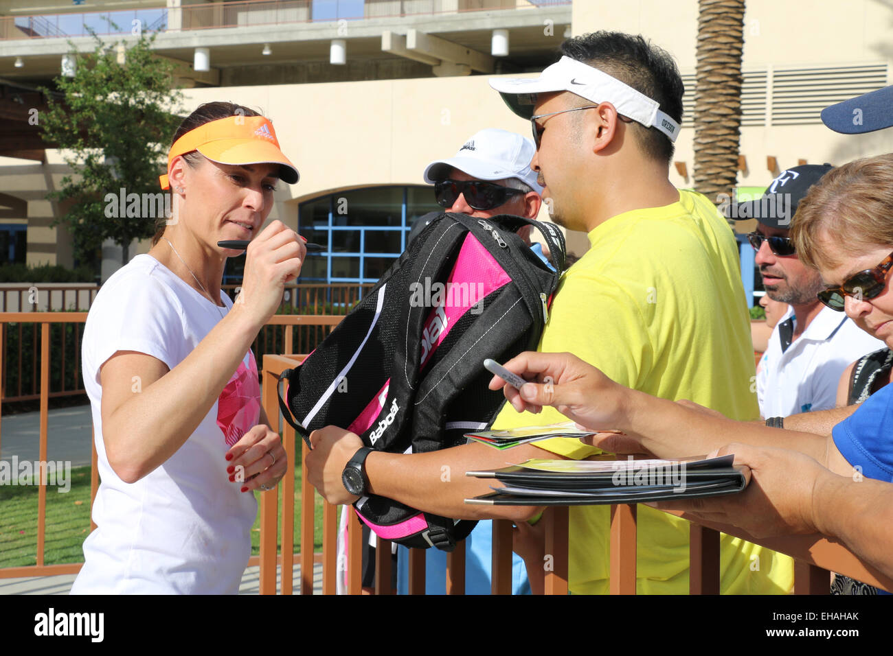 Indian Wells, California, 10 Marzo 2015 Italiano giocatore di tennis Flavia PENNETTA firma autografi al BNP Paribas Open. Credito: Lisa Werner/Alamy Live News Foto Stock