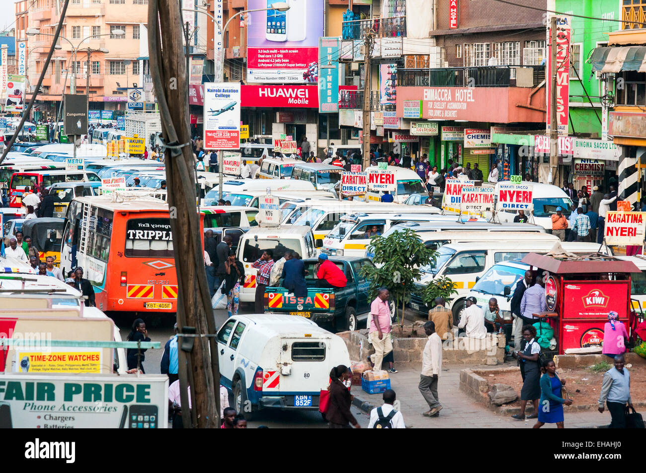 Accra scena di strada con autobus e matatus, centro di Nairobi, in Kenya Foto Stock