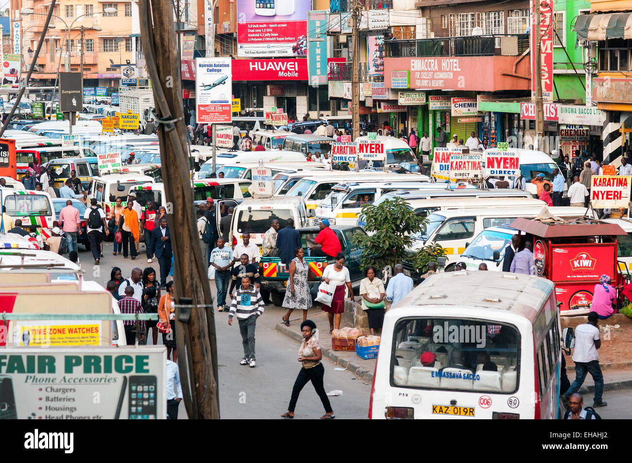 Accra scena di strada con autobus e matatus, centro di Nairobi, in Kenya Foto Stock