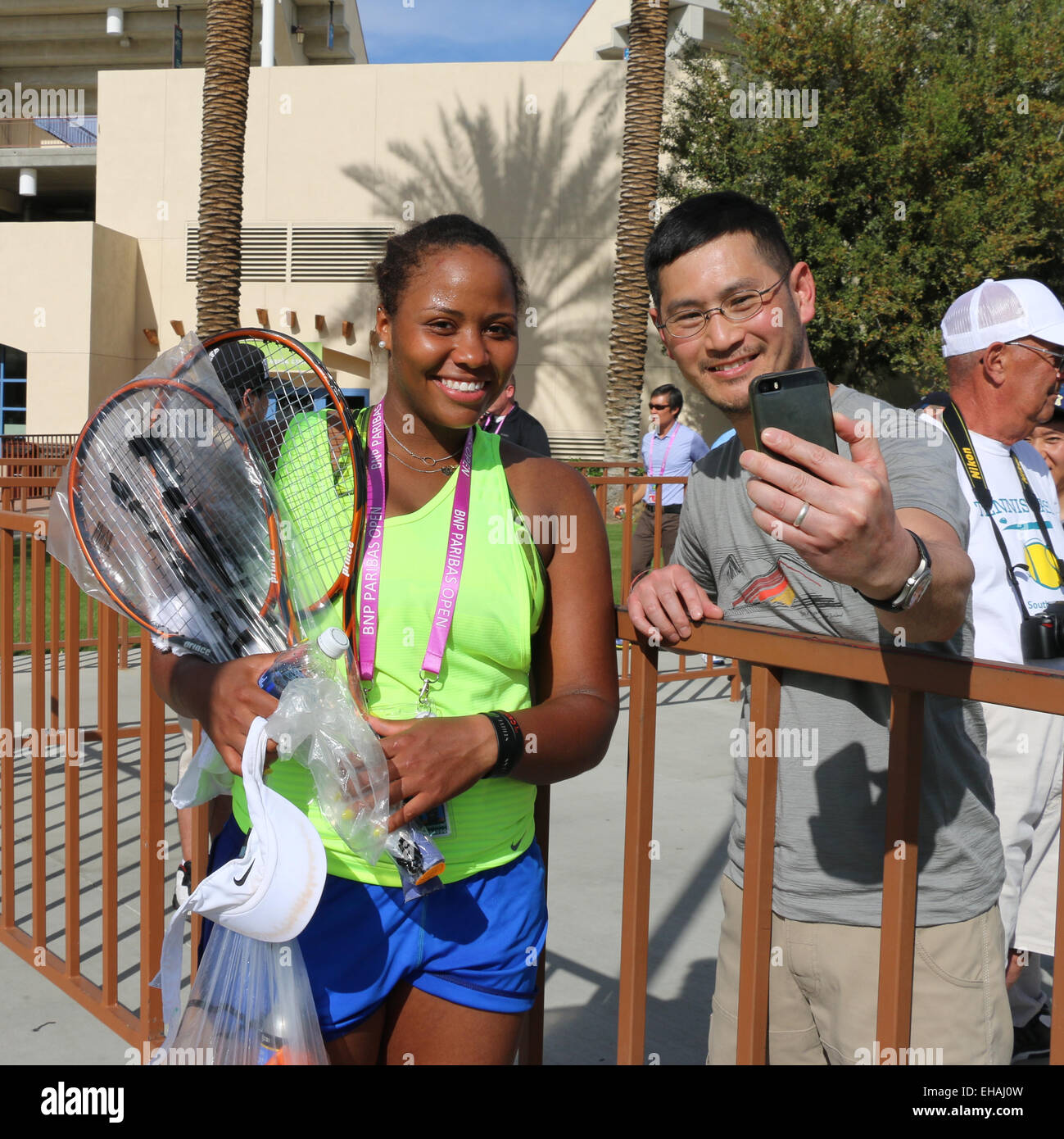 Indian Wells, California, 10 marzo, 2015 American giocatore di tennis Taylor Townsend prende un selfie con Dave Wang da Portland, Oregon al BNP Paribas Open. Credito: Lisa Werner/Alamy Live News Foto Stock