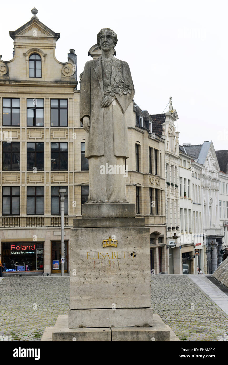 Una statua di Elisabetta di Baviera, Regina del Belgio (1876-1965), ai piedi del Mont des Arts nel centro di Bruxelles, Belgio. Foto Stock