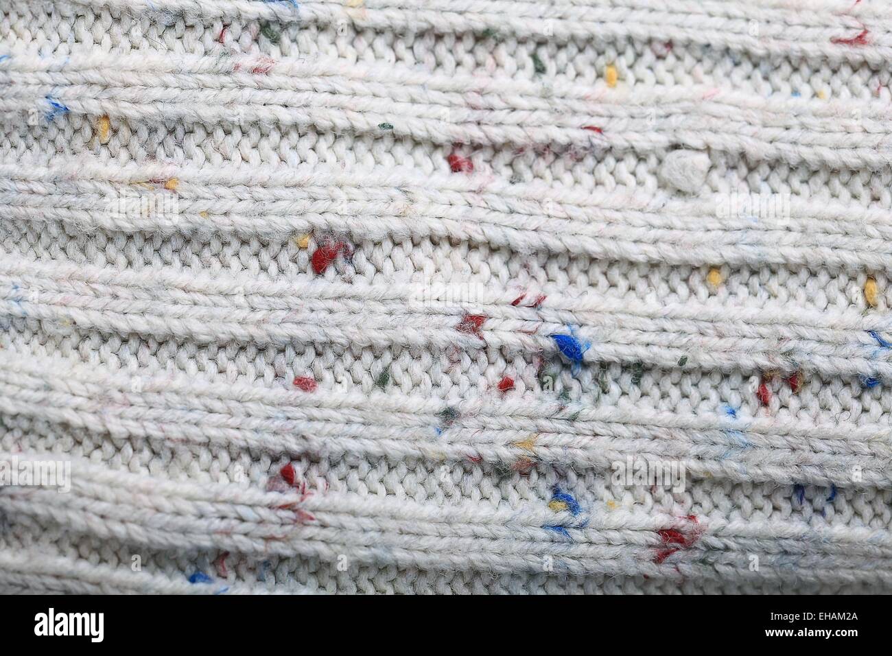 Tessitura di lana bianca maglione maglia in casa Foto Stock