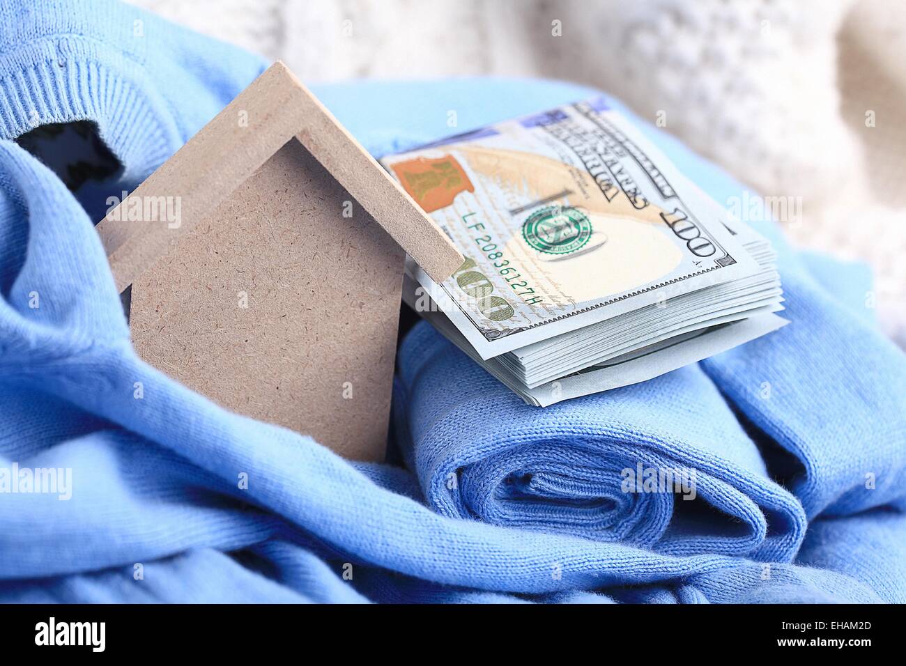 Giocattolo di legno house - il concetto di alloggiamento di ipoteca di acquisto di dollari di denaro contante Foto Stock