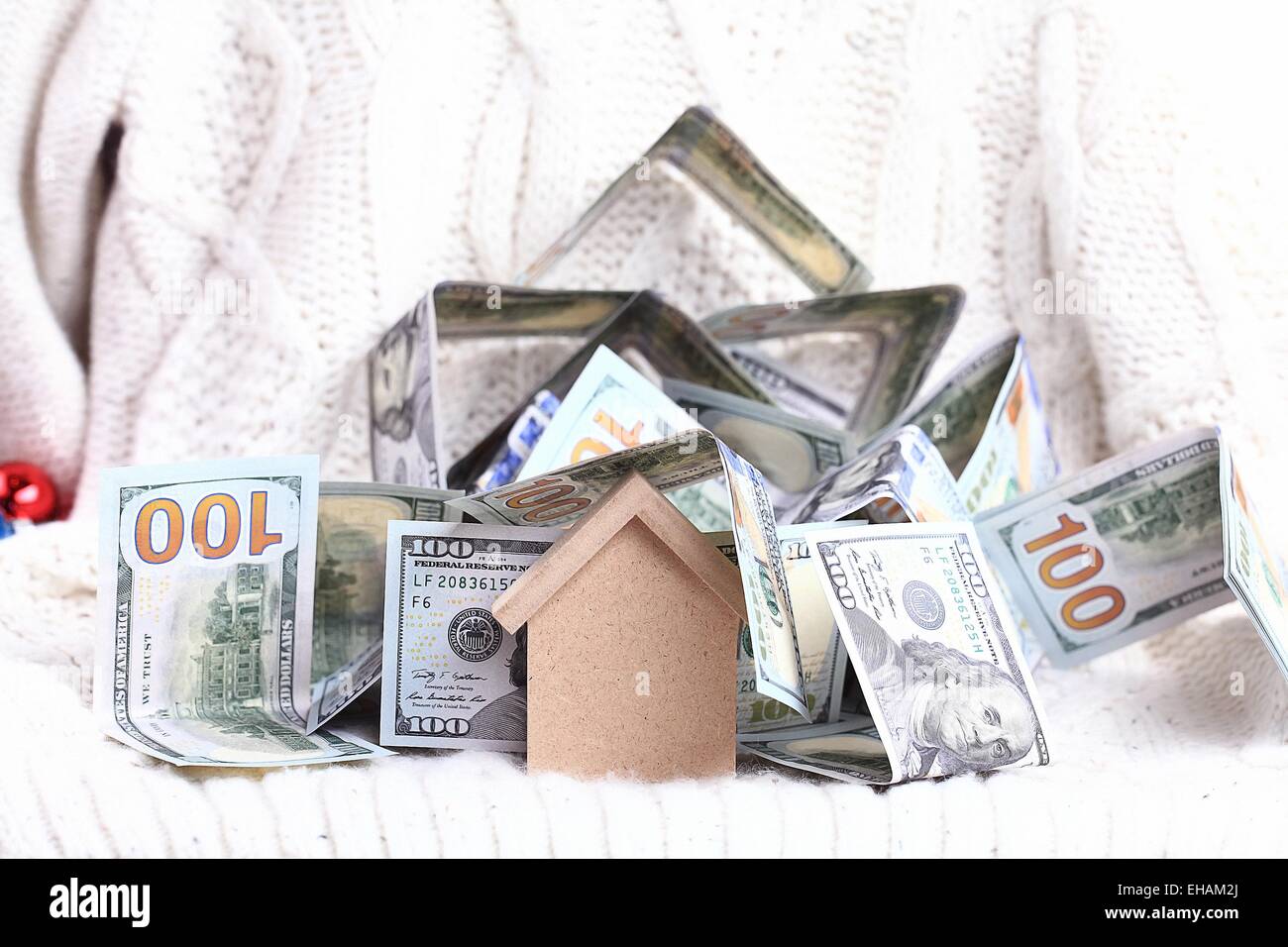 Giocattolo di legno house - il concetto di alloggiamento di ipoteca di acquisto di dollari di denaro contante Foto Stock