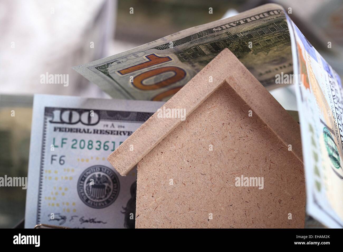 Giocattolo di legno house - il concetto di alloggiamento di ipoteca di acquisto di dollari di denaro contante Foto Stock