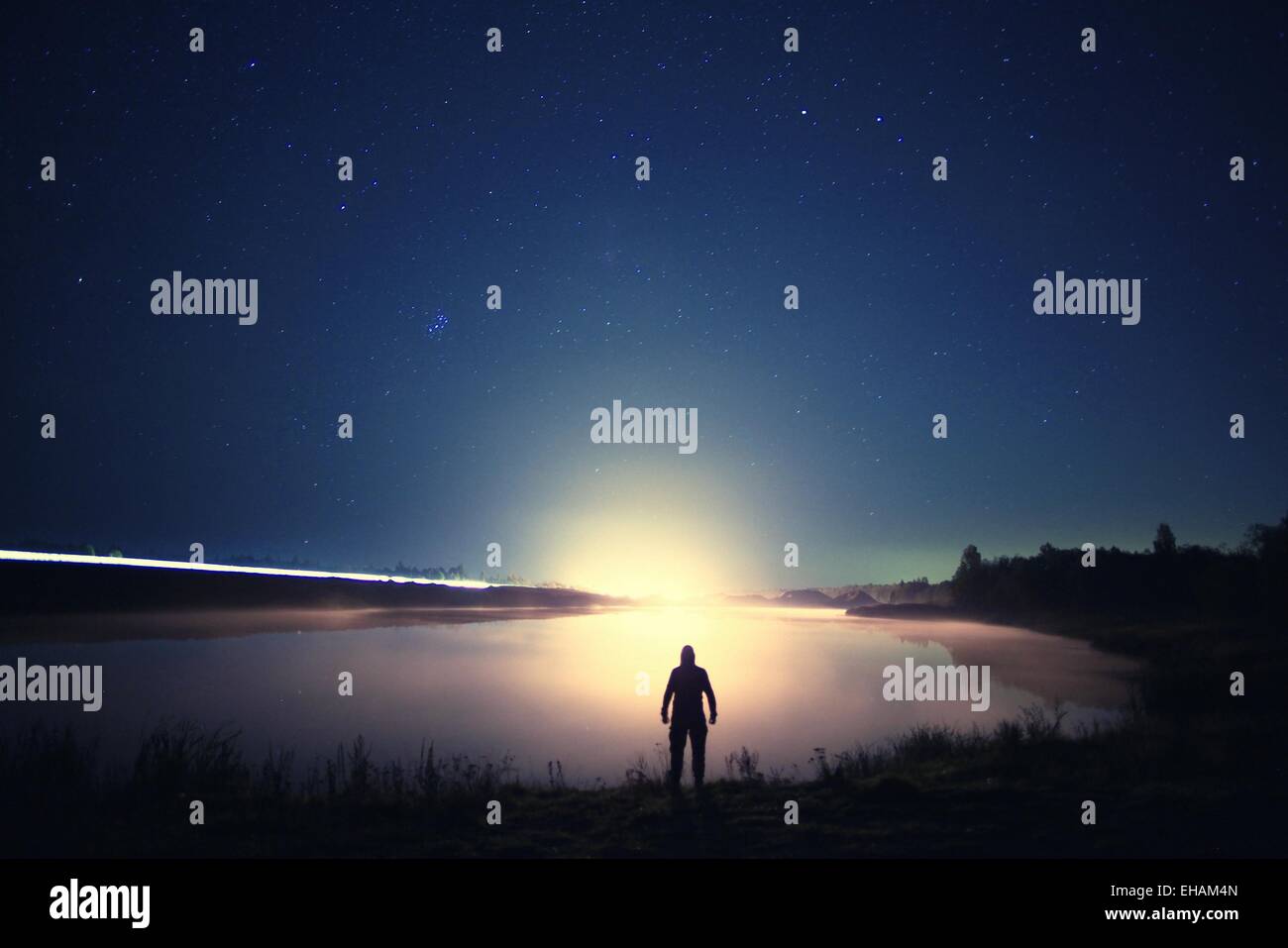 Uomo di notte al Lago di cielo stellato space alien Foto Stock