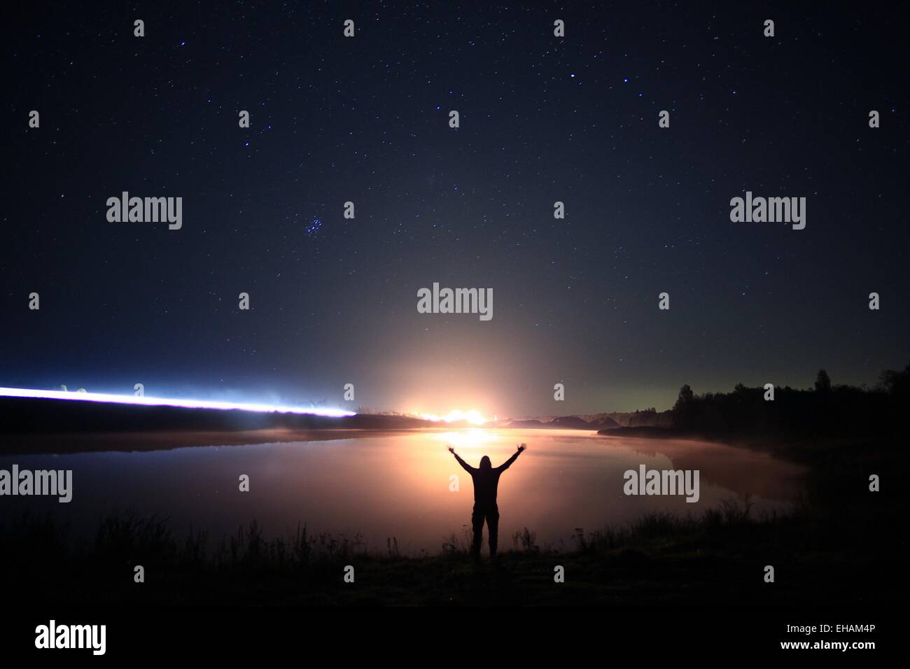 Uomo di notte al Lago di cielo stellato space alien Foto Stock