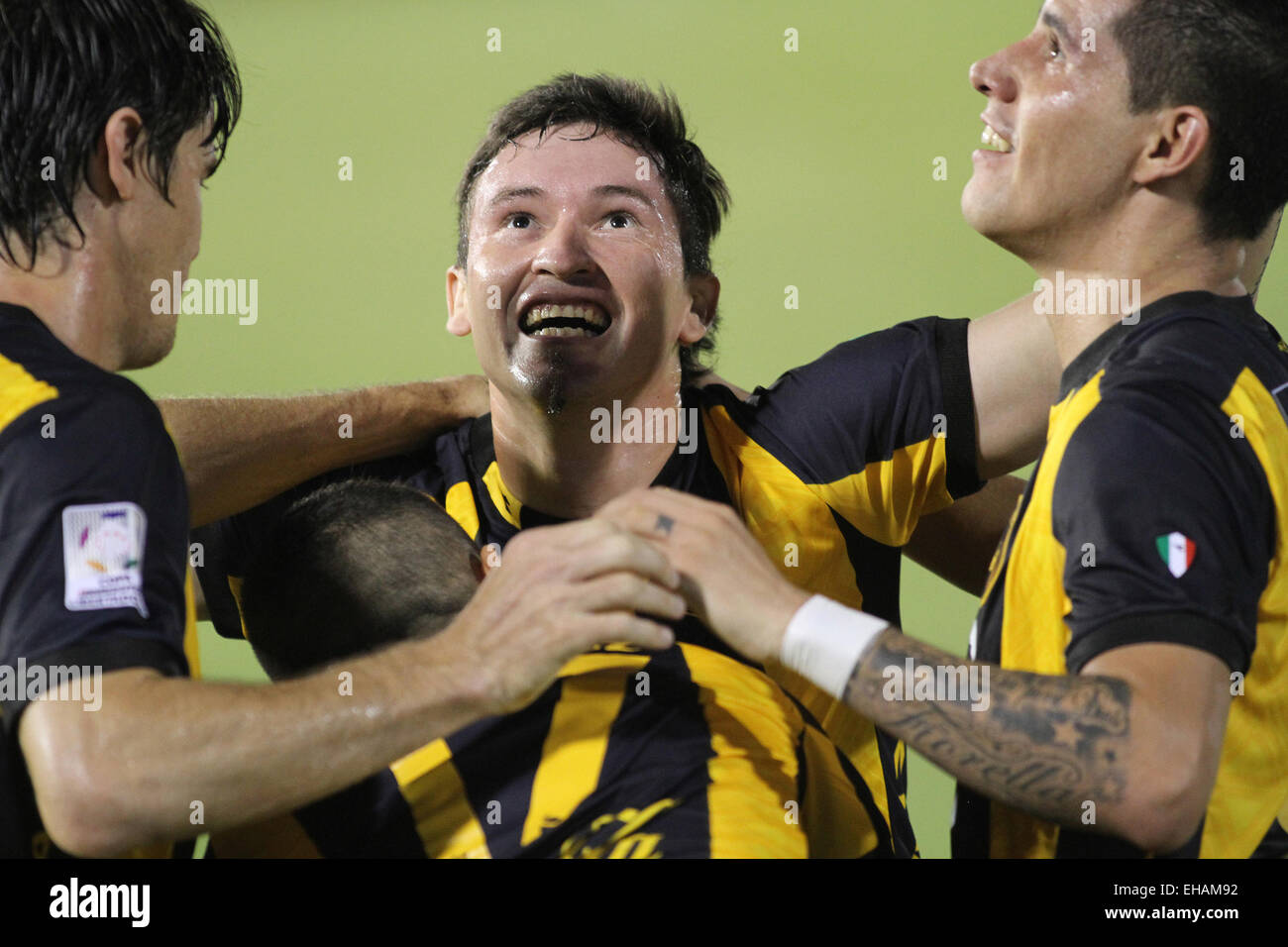 Asuncion in Paraguay. Decimo Mar, 2015. Guarani Fernando Fernandez (L) del Paraguay celebra un punteggio con i suoi compagni di squadra durante la partita di Copa Libertadores contro Deportivo Tachira del Venezuela in Defensores del Chaco Stadium di Asuncion, capitale del Paraguay, 10 marzo 2015. © Marcelo Espinosa/Xinhua/Alamy Live News Foto Stock