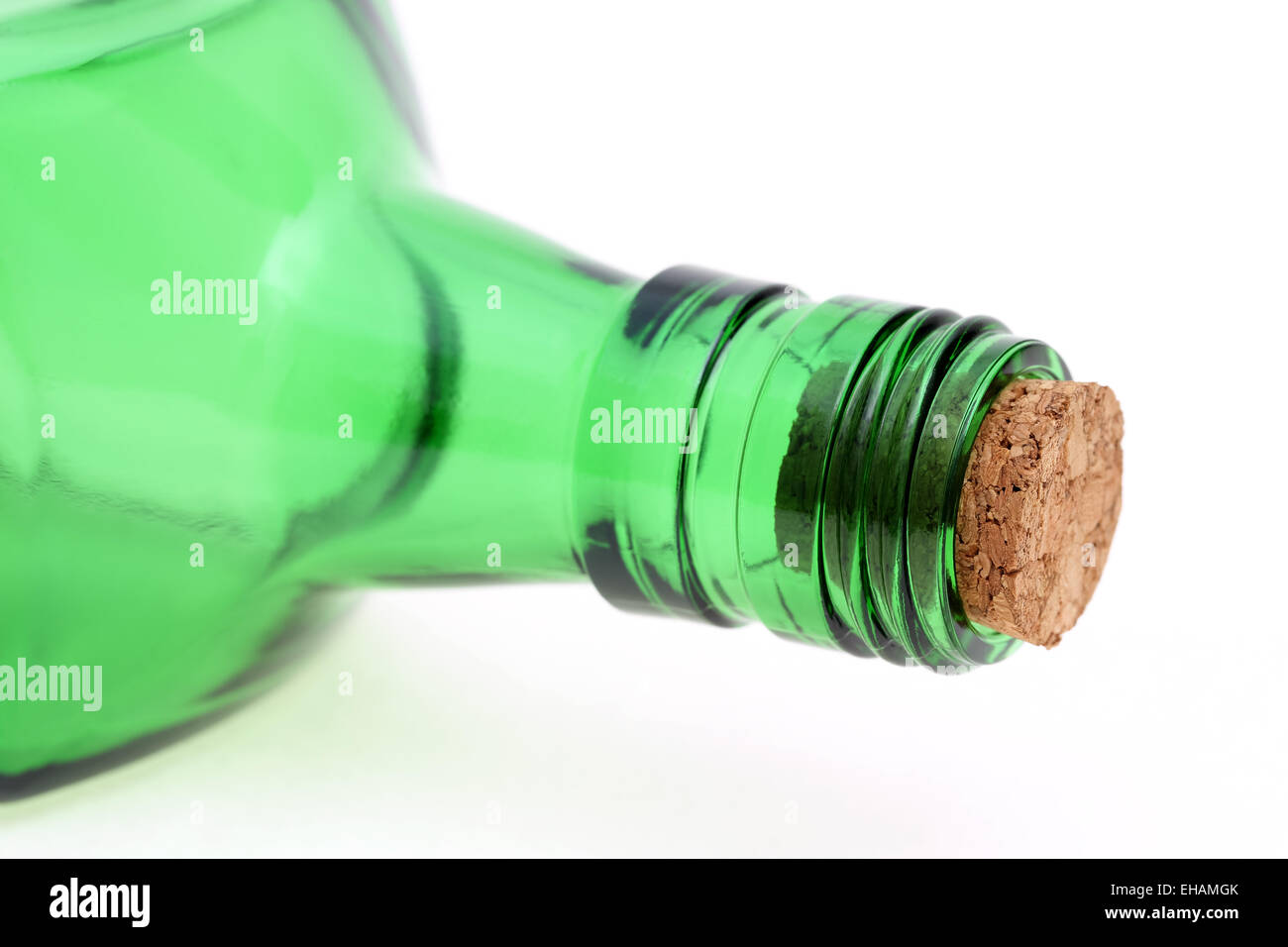 Bottiglia in vetro verde su sfondo bianco Foto Stock