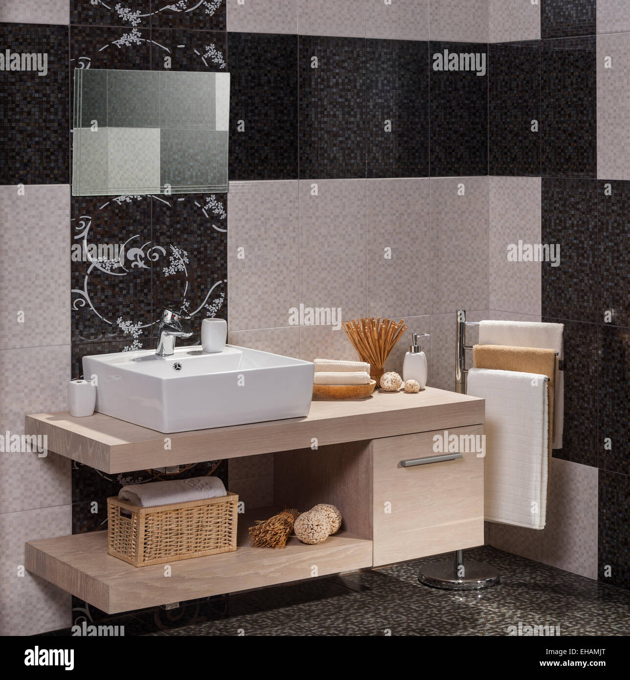 Dettaglio di un moderno bagno con lavabo bianco e asciugamani Foto Stock
