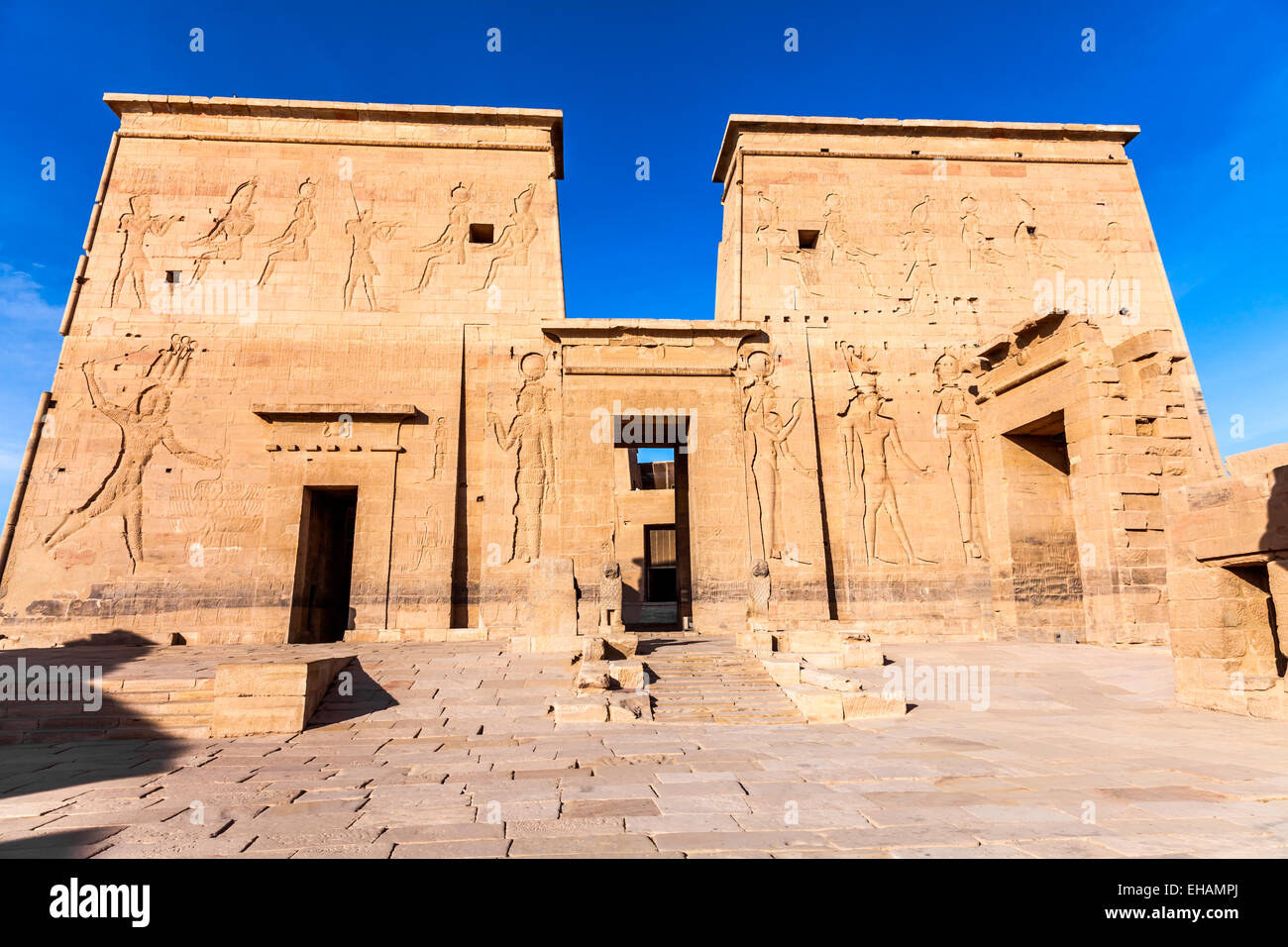 Il Tempio di Philae di Iside si trova sull'Isola di Agilkia nel serbatoio del vecchio Aswan, Dam, Egitto Foto Stock