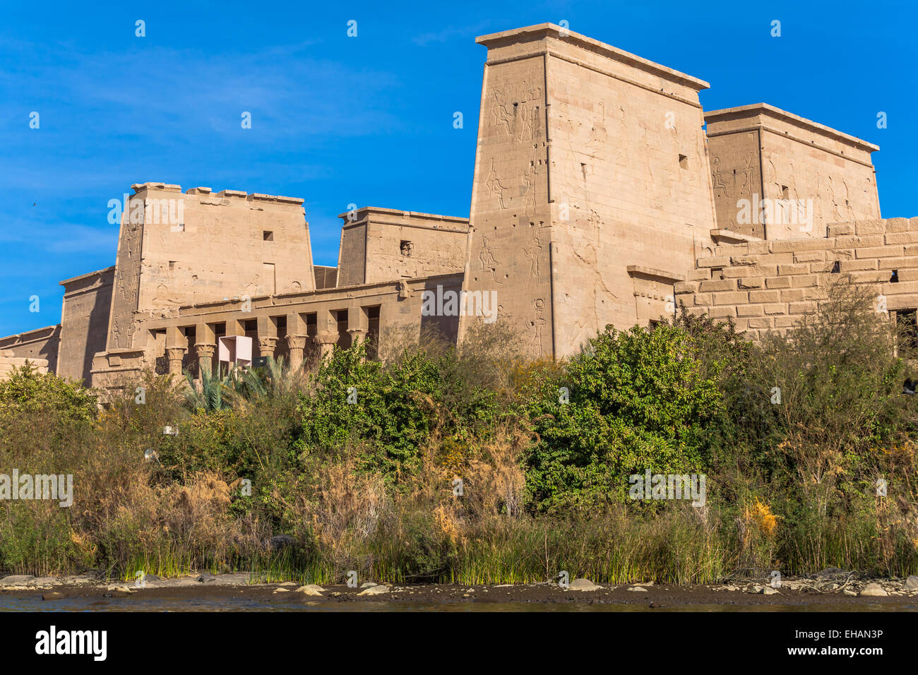 Il Tempio di Philae di Iside situato sull Isola di Agilkia nel serbatoio della vecchia diga di Assuan, Egitto Foto Stock