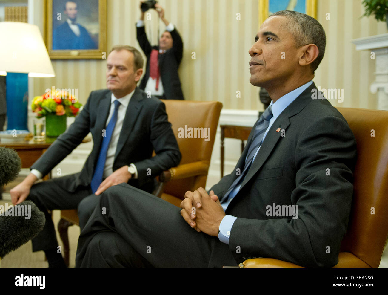 Il Presidente degli Stati Uniti Barack Obama ospita il Consiglio europeo il presidente Donald Tusk all Ufficio Ovale della Casa Bianca a Washington lunedì 9 marzo, 2015. Credito: Ron Sachs/Piscina via CNP - nessun filo SERVICE - Foto Stock