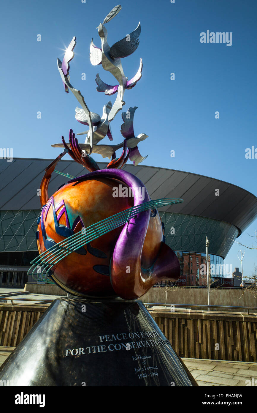 Beatles European Global Peace Monument, dedicato alla memoria di John Lennon in Kings Dock, Liverpool Waterfront, Merseyside, Regno Unito Foto Stock