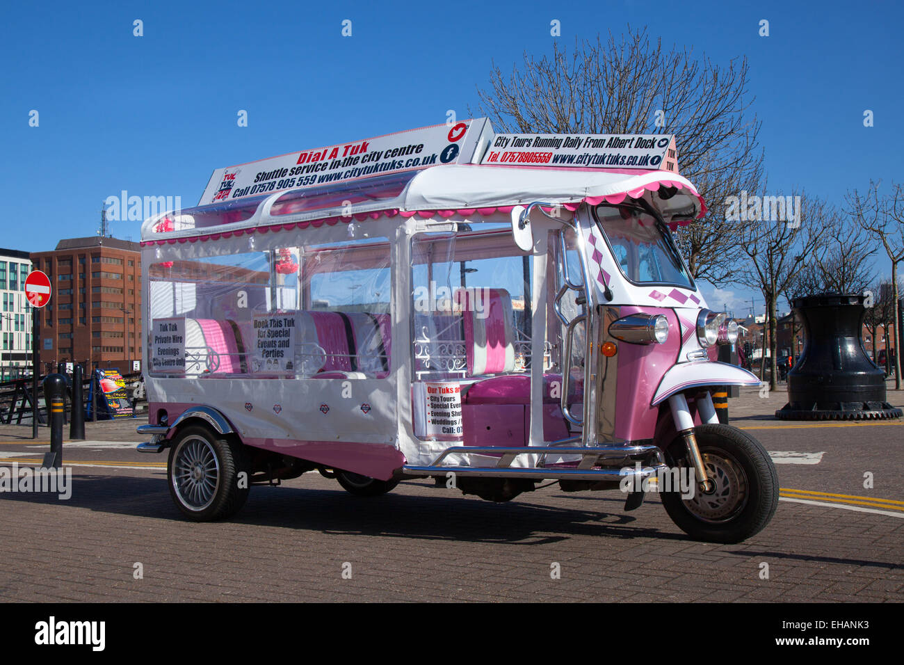 Personalizzati in rosa in stile thailandese tuk tuks, elettrica, veicoli elettrici, motore elettrico, EV, auto elettrica la proprietà auto-rickshaws in Liverpool, Merseyside Foto Stock