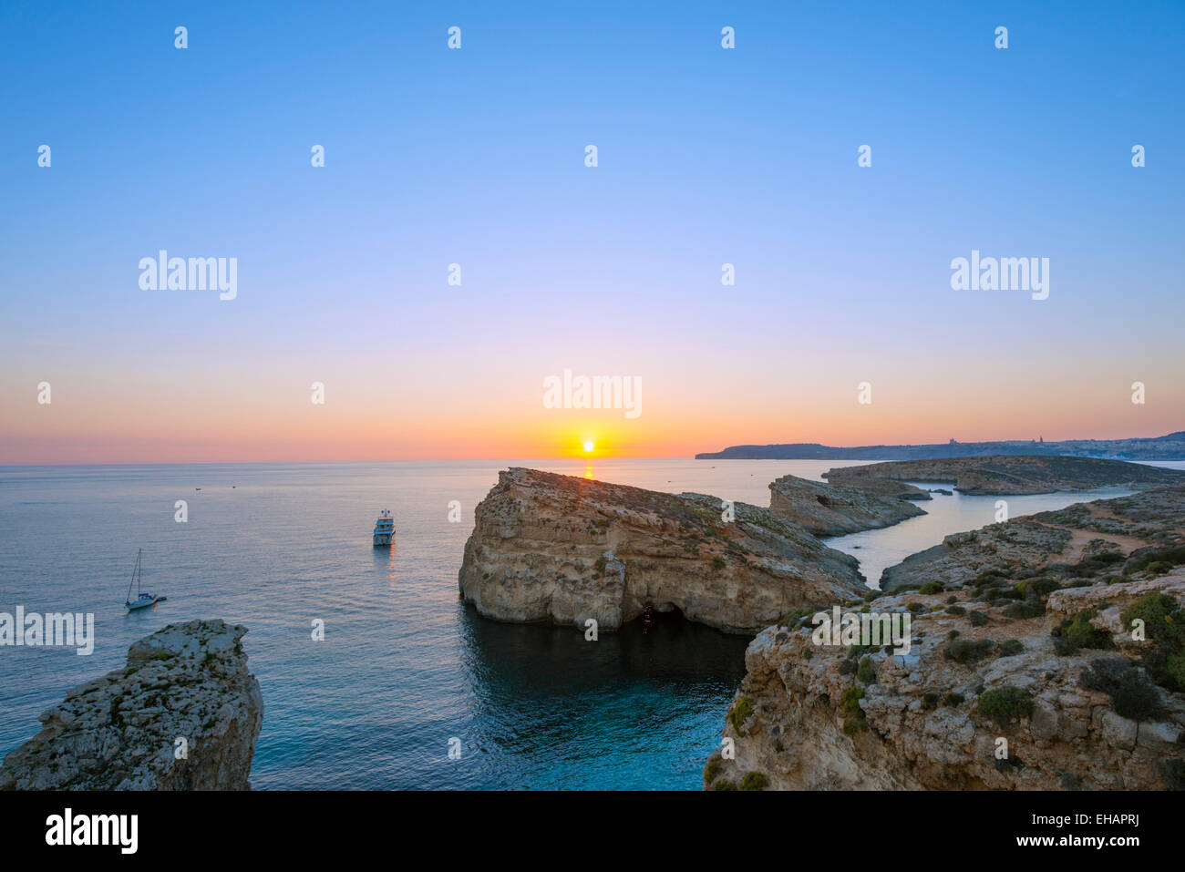 L' Europa mediterranea, Malta, l'isola di Comino, tramonto Foto Stock