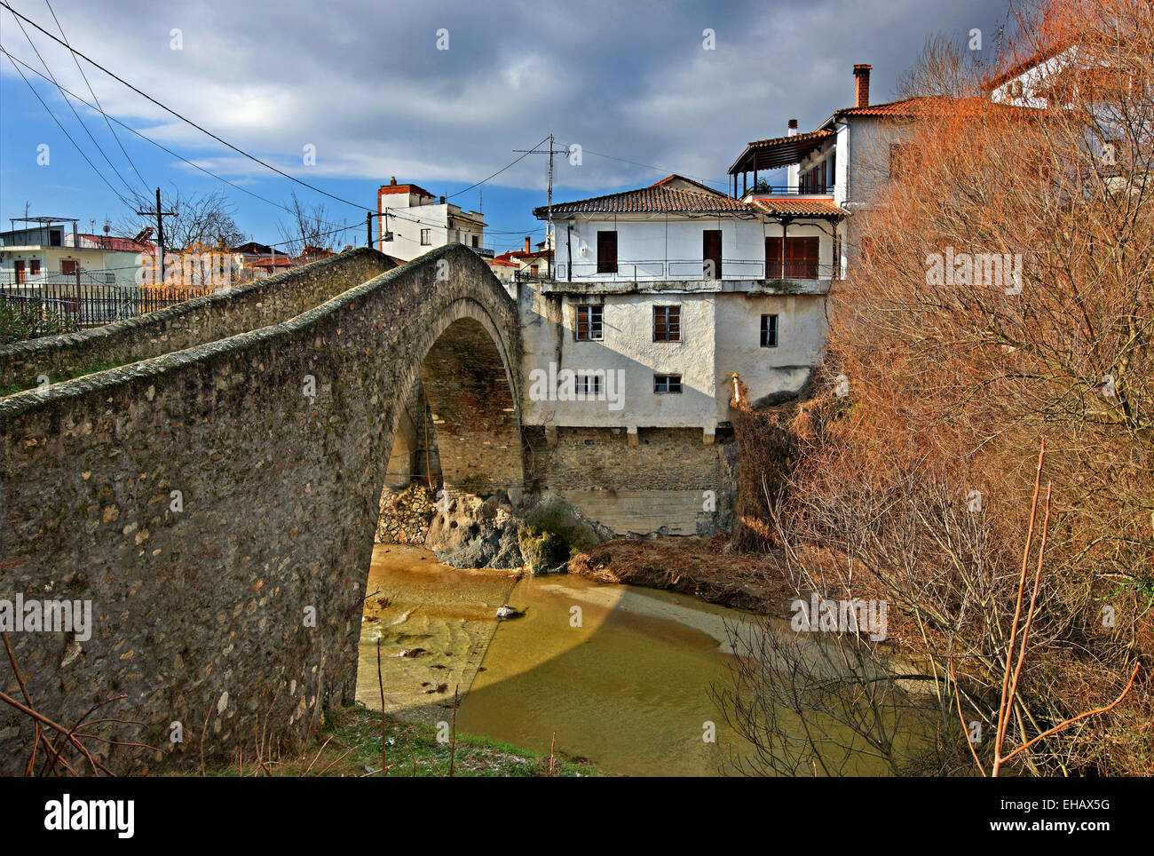 Il vecchio (Bizantina) pietra ponte arcuato di Elassona town, Larissa, Tessaglia, Grecia Foto Stock