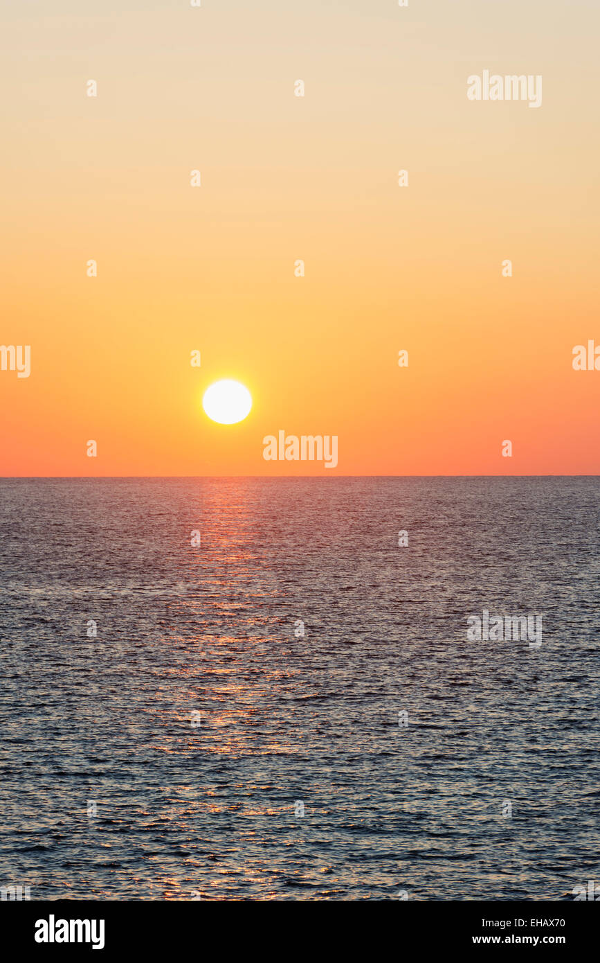 L' Europa mediterranea, Malta, Gozo Island, tramonto nella località di Xlendi Foto Stock