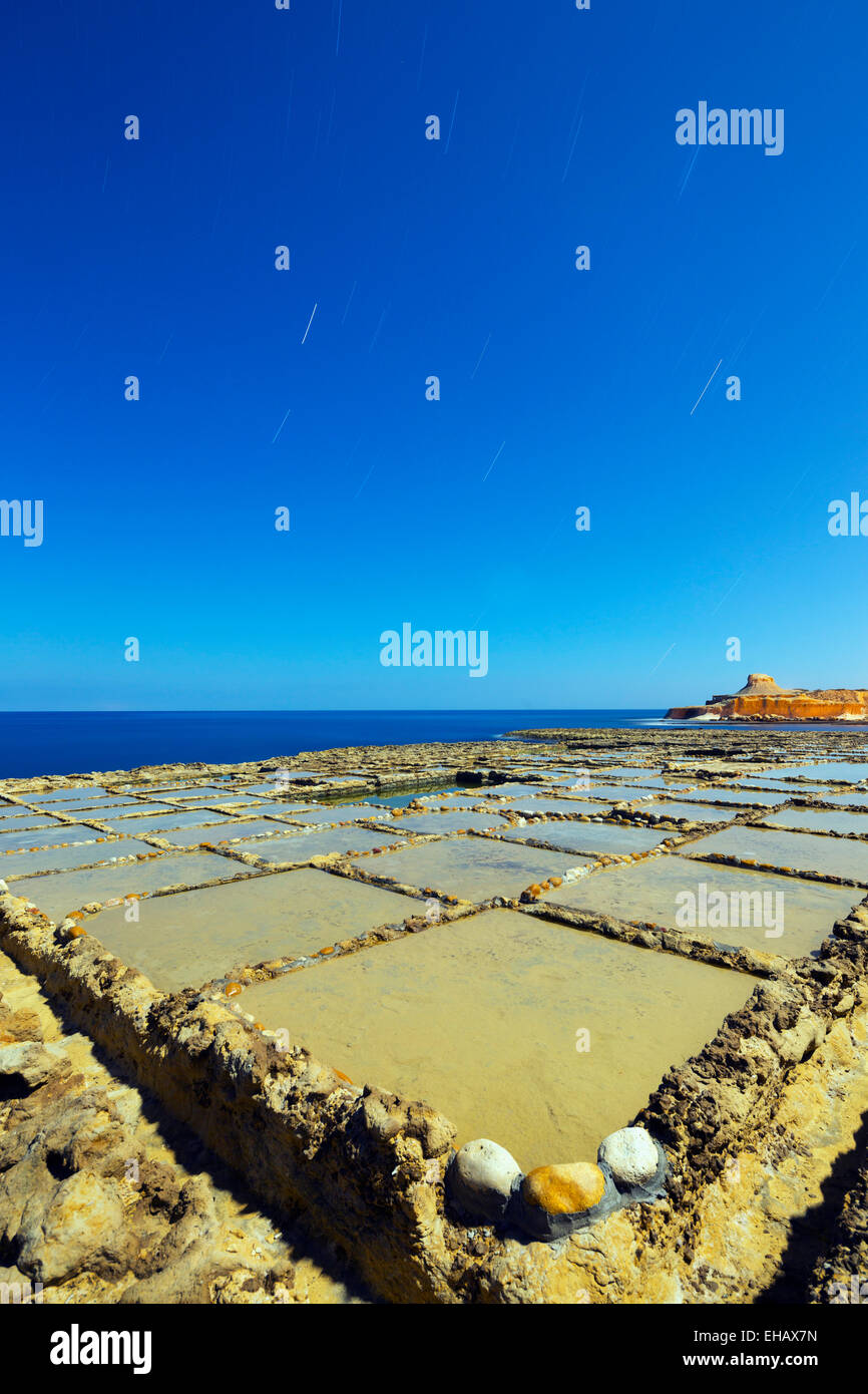 L' Europa mediterranea, Malta, Gozo Island, night shot di saline a Xwejni Bay Foto Stock