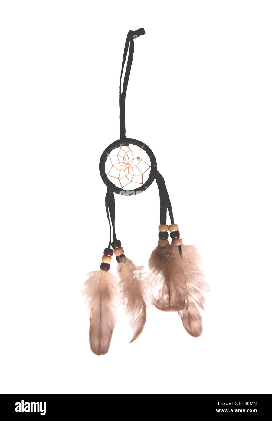 Dream Catcher con piume e piccolo cordone turchese nella rete isolata su bianco, originale artigianato indiano. Foto Stock