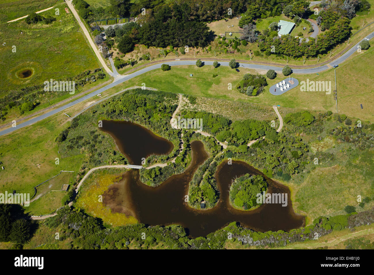 Zona umida presso la Queen Elizabeth Park e marines americani Memorial, Paekakariki, la Costa di Kapiti, Wellington, Isola del nord, Nuova Zelanda - aerial Foto Stock