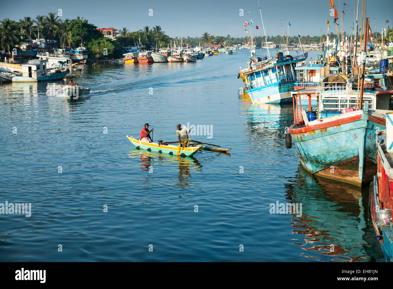 Tradizionale colorate barche da pesca nel porto di Negombo, Sri Lanka, Asia Foto Stock