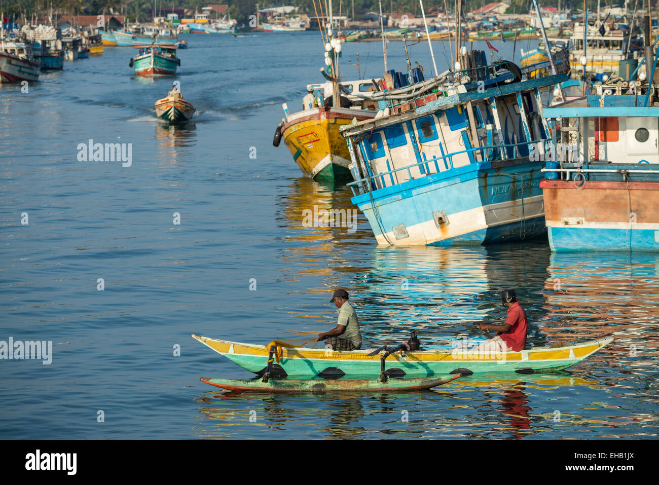 Tradizionale colorate barche da pesca nel porto di Negombo, Sri Lanka, Asia Foto Stock