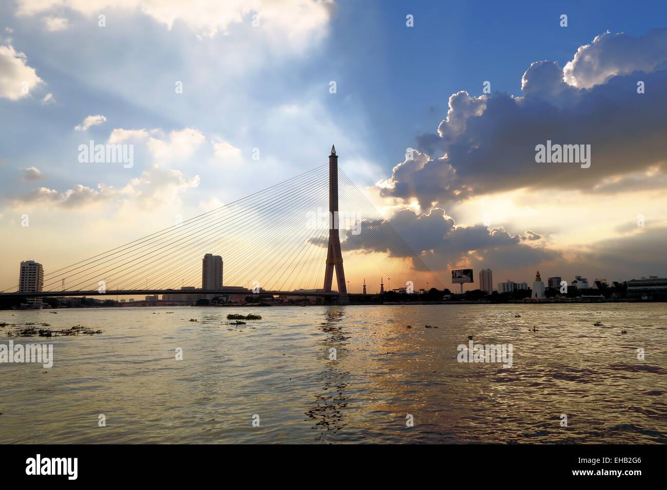 Rama VIII sospensione ponte tra la città vecchia Phra Nakhon e Thonburi sul Fiume Chao Phraya al tramonto, Bangkok, Tailandia Foto Stock