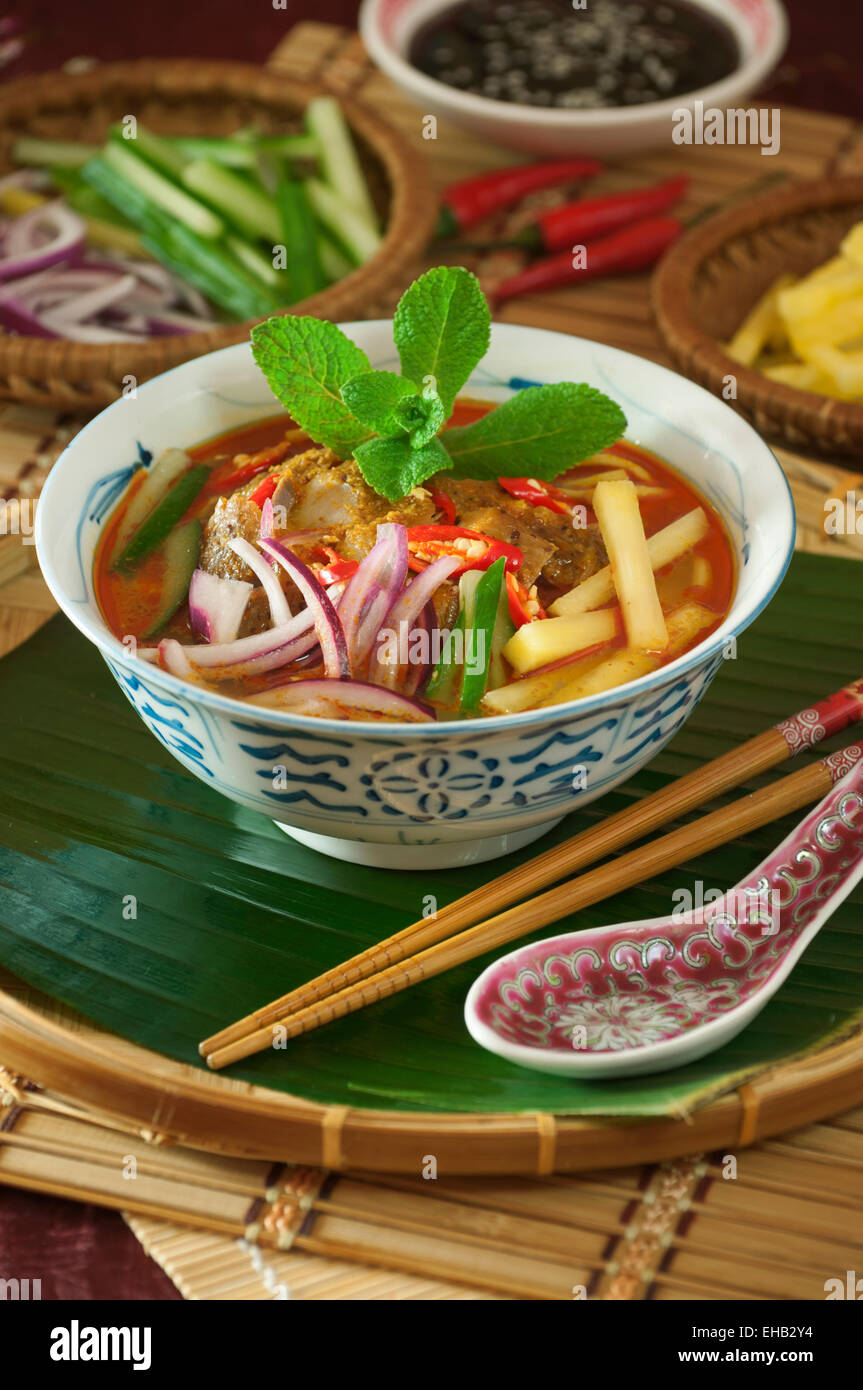 Assam laksa. Spicy zuppa di noodle al cibo in Malesia Foto Stock