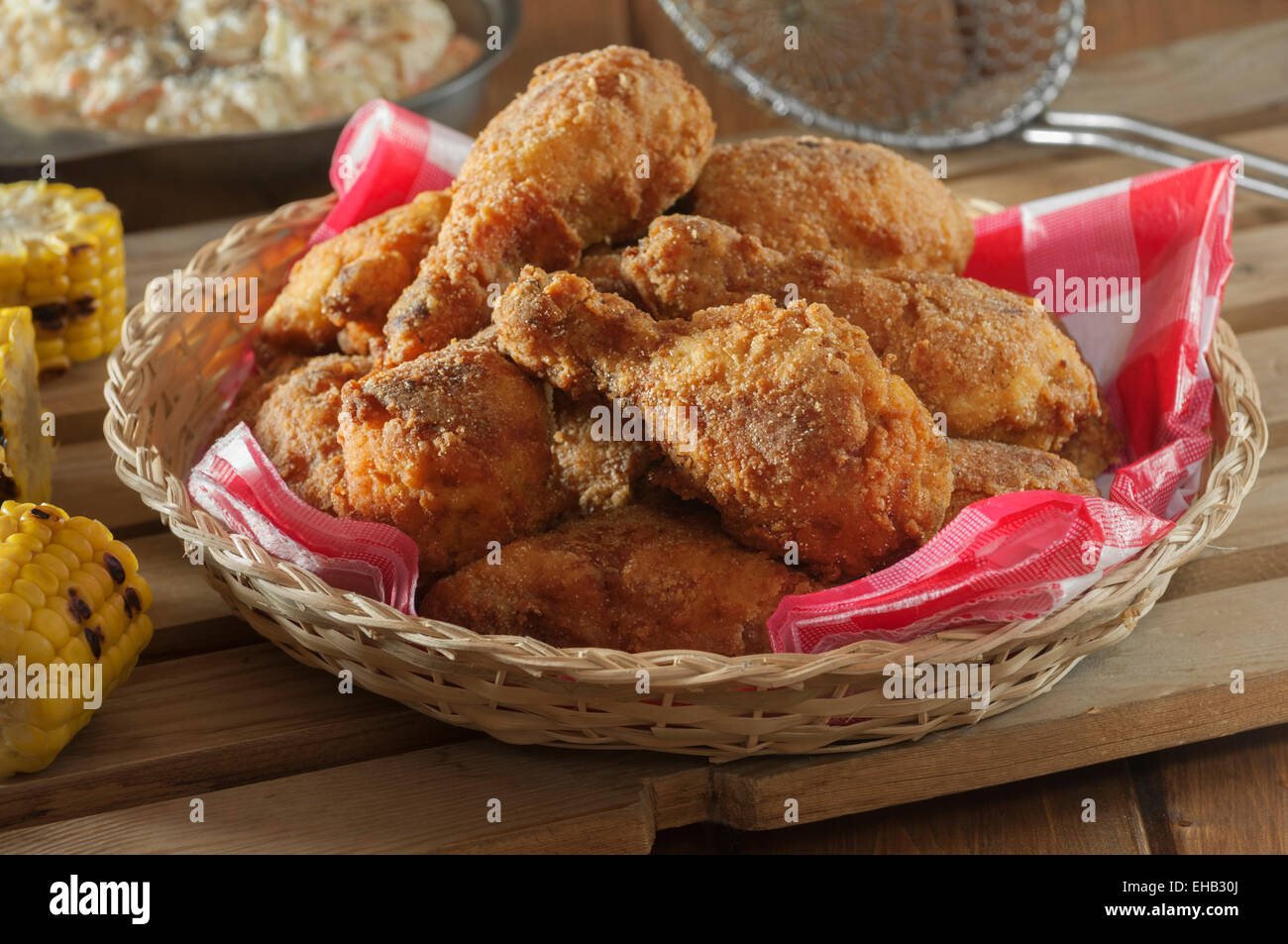 Pollo fritto con coleslaw e mais alla griglia Foto Stock