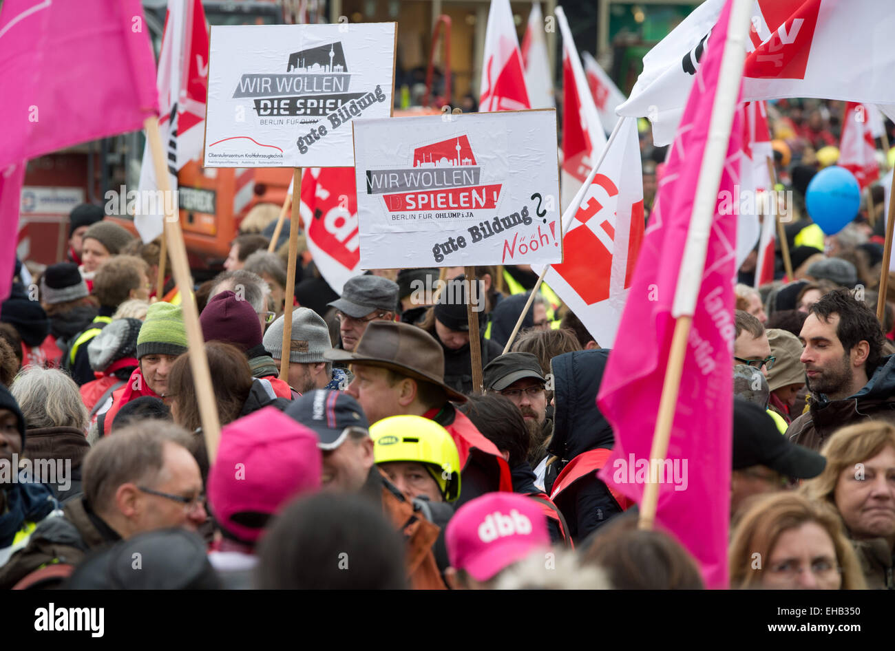 Gewerkschaften des öffentlichen Dienstes demonstrieren am 11.03.2015 auf dem Alexanderplatz di Berlino Mit einem Plakat mit der Aufschrift "Wir wollen spielen - gute Bildung? Nööh!". Die Gewerkschaften fordern unter anderem 5, 5 Prozent mehr Geld. Foto: Soeren Stache/dpa (c) dpa - Bildfunk Foto Stock