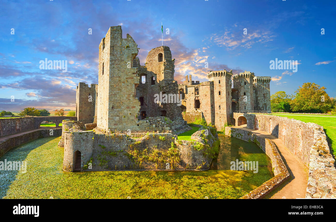Rovine del medievale castello di Raglan (gallese: Castell Rhaglan) Monmothshire, Galles. Foto Stock