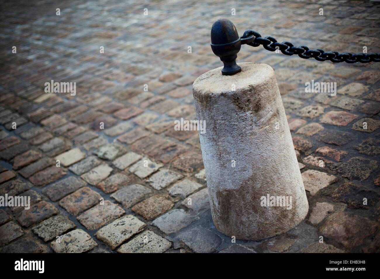 Marcatore di pietra sulla piazza lastricata, Bordeaux, Francia Foto Stock