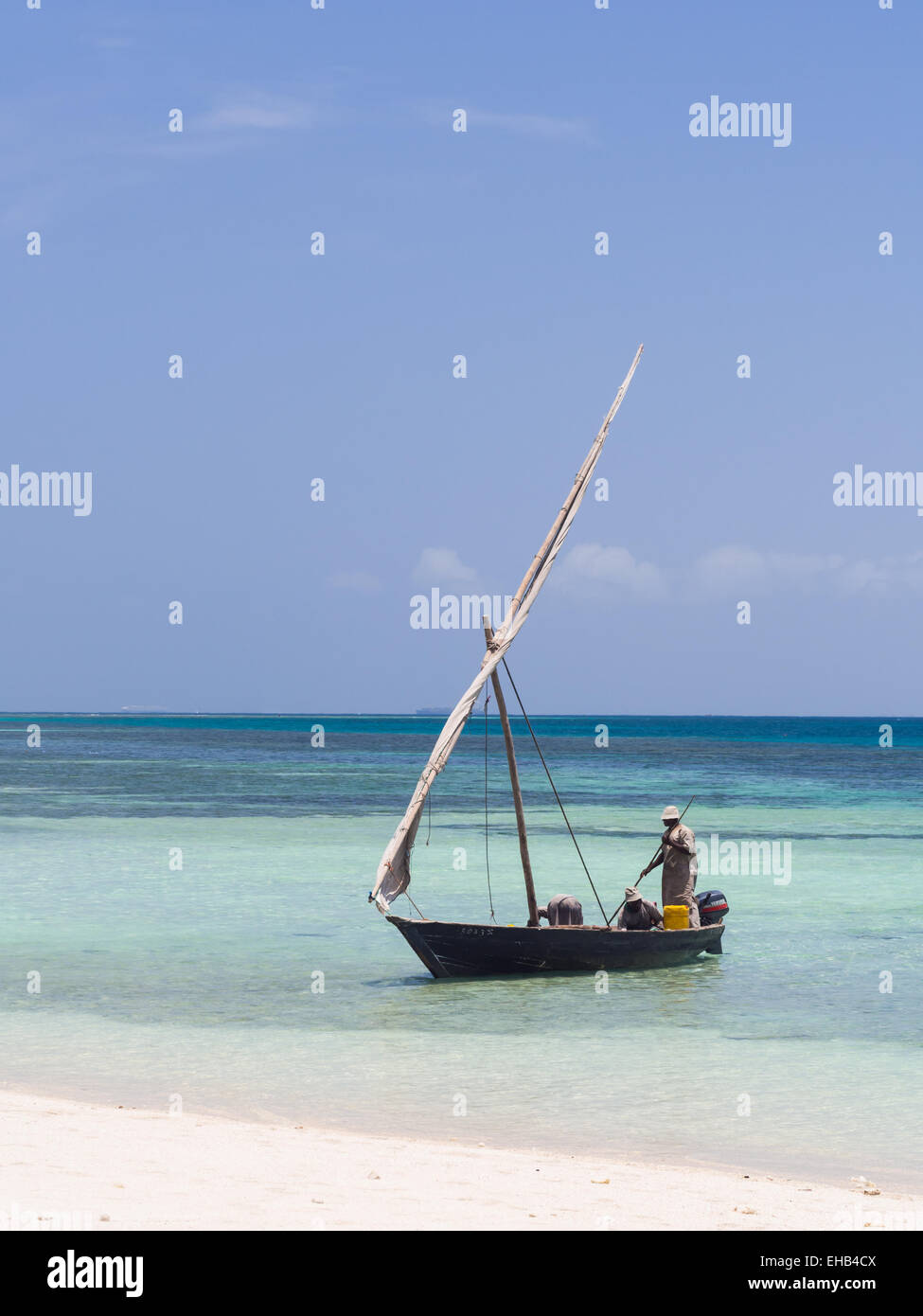 I pescatori della Tanzania su una barca dhow su una spiaggia Mbudya isola in Tanzania, vicino a Dar es Salaam, lavorando. Foto Stock