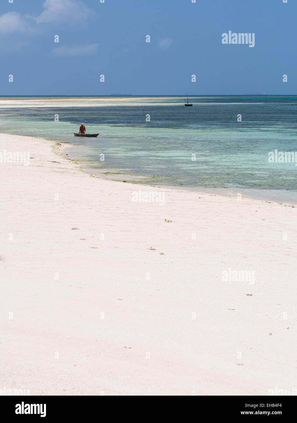 Pescatore su una barca vicino a Mbudya isola in Tanzania, in una Domenica Foto Stock