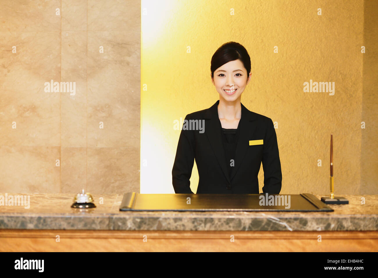 Femmina giapponese hotel concierge Foto Stock