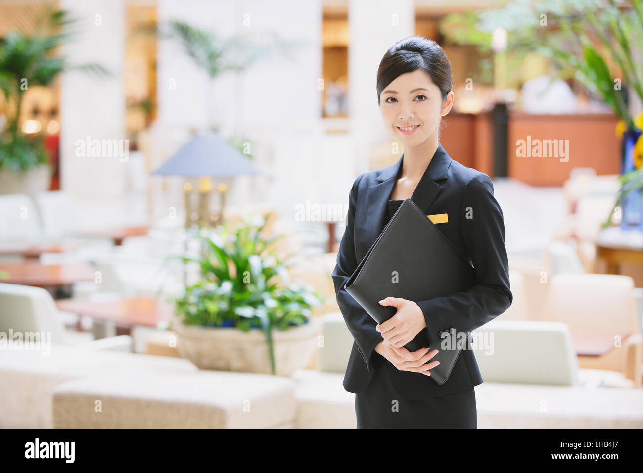 Femmina giapponese hotel concierge Foto Stock