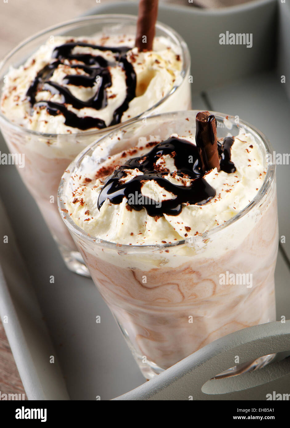 Frullato di dolci con panna montata. Messa a fuoco selettiva Foto Stock