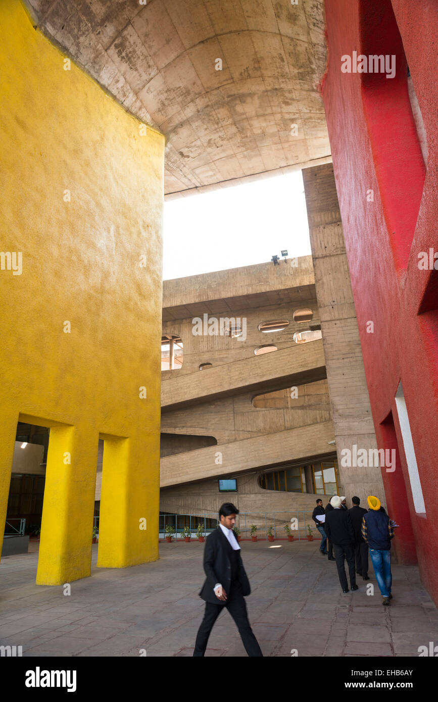 L Alta Corte di Chandigarh progettata dall'architetto Le Corbusier Foto Stock