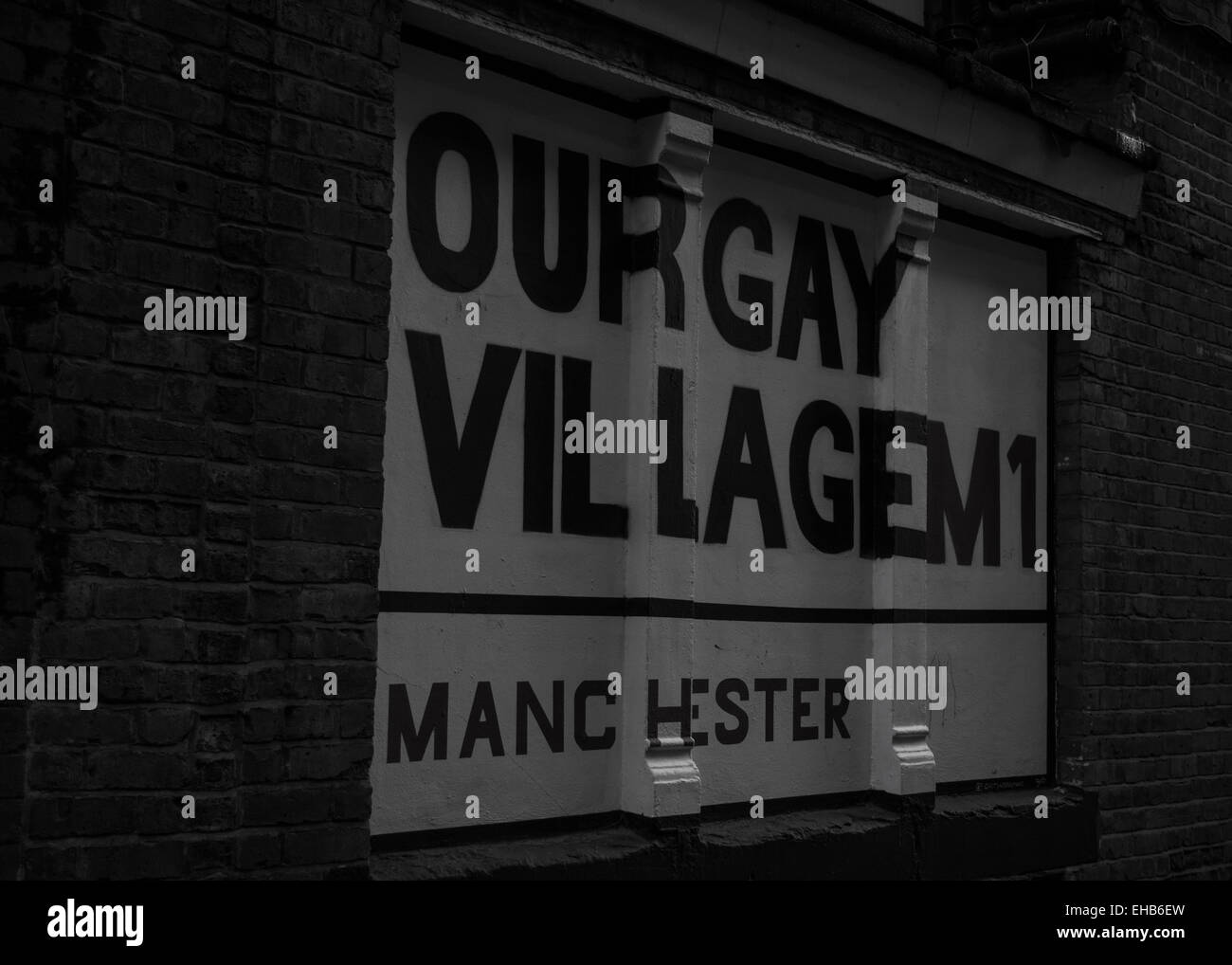 Segno di Manchester per Canal Street, dicendo che il nostro villaggio gay. Foto Stock