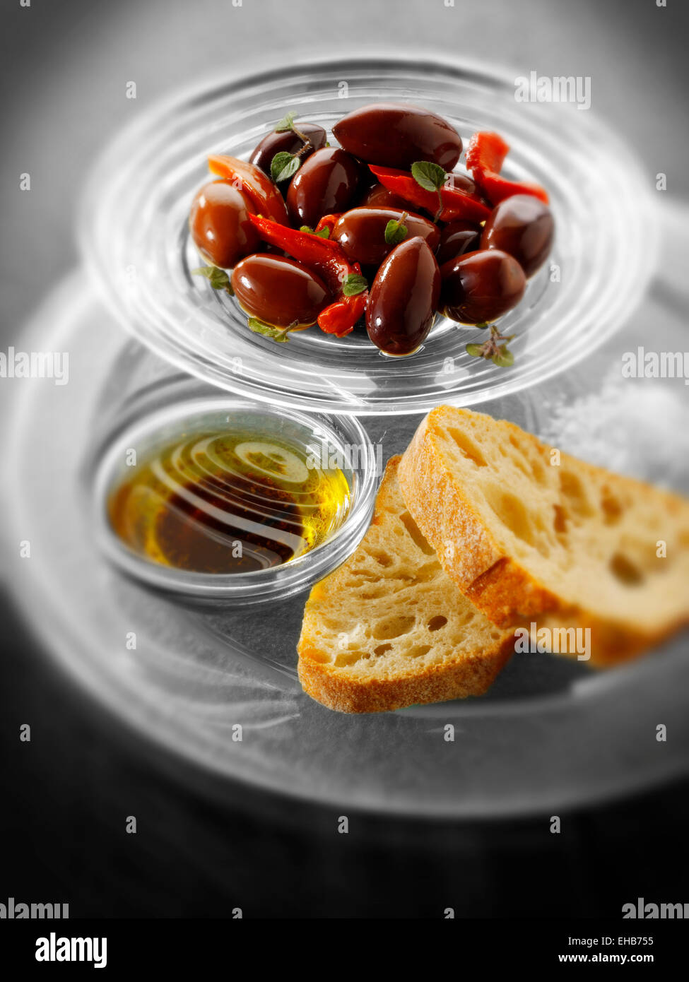 Kalamate olive e pane con olio di immersione Foto Stock