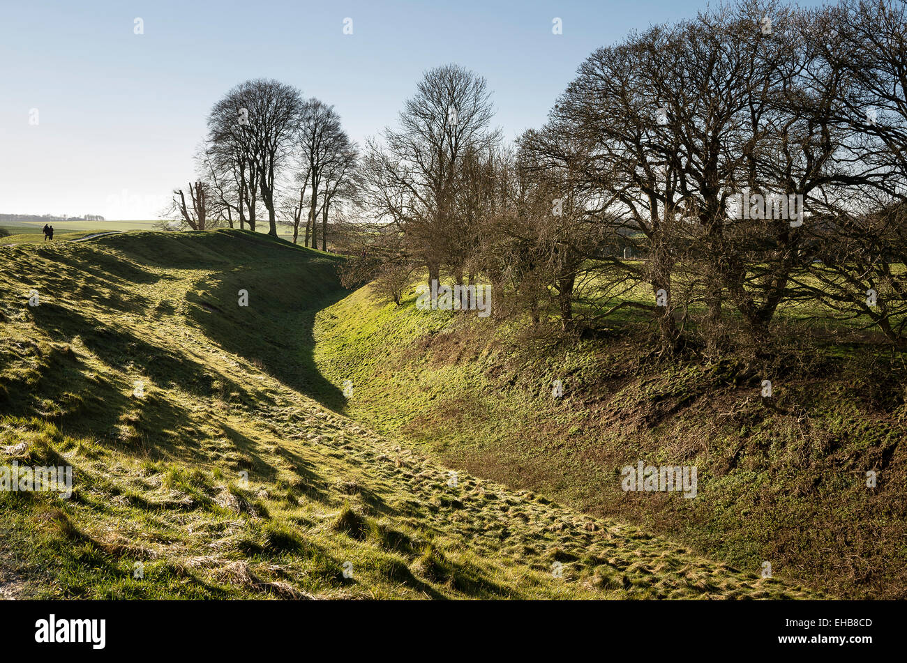 Avebury sito archeologico che mostra fossato in inverno Foto Stock