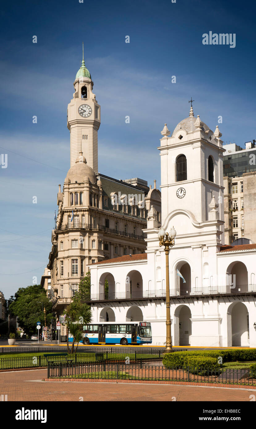 Argentina, Buenos Aires, Plaza de Mayo, Cabildo museum, ex sede del governo e legislatore città di edificio e torre dell'orologio Foto Stock