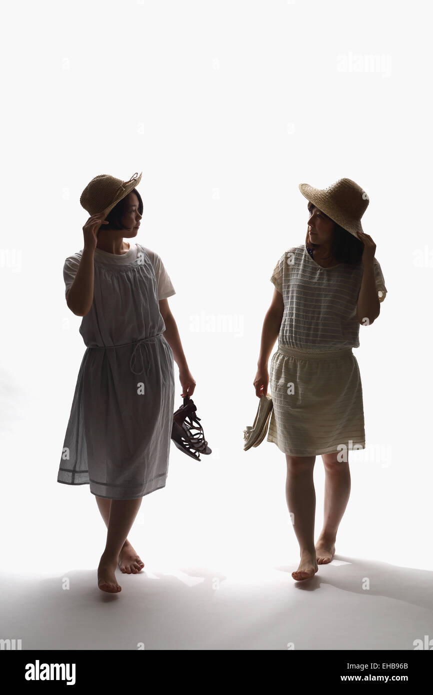 Le donne giapponesi in un pezzo a piedi Foto Stock