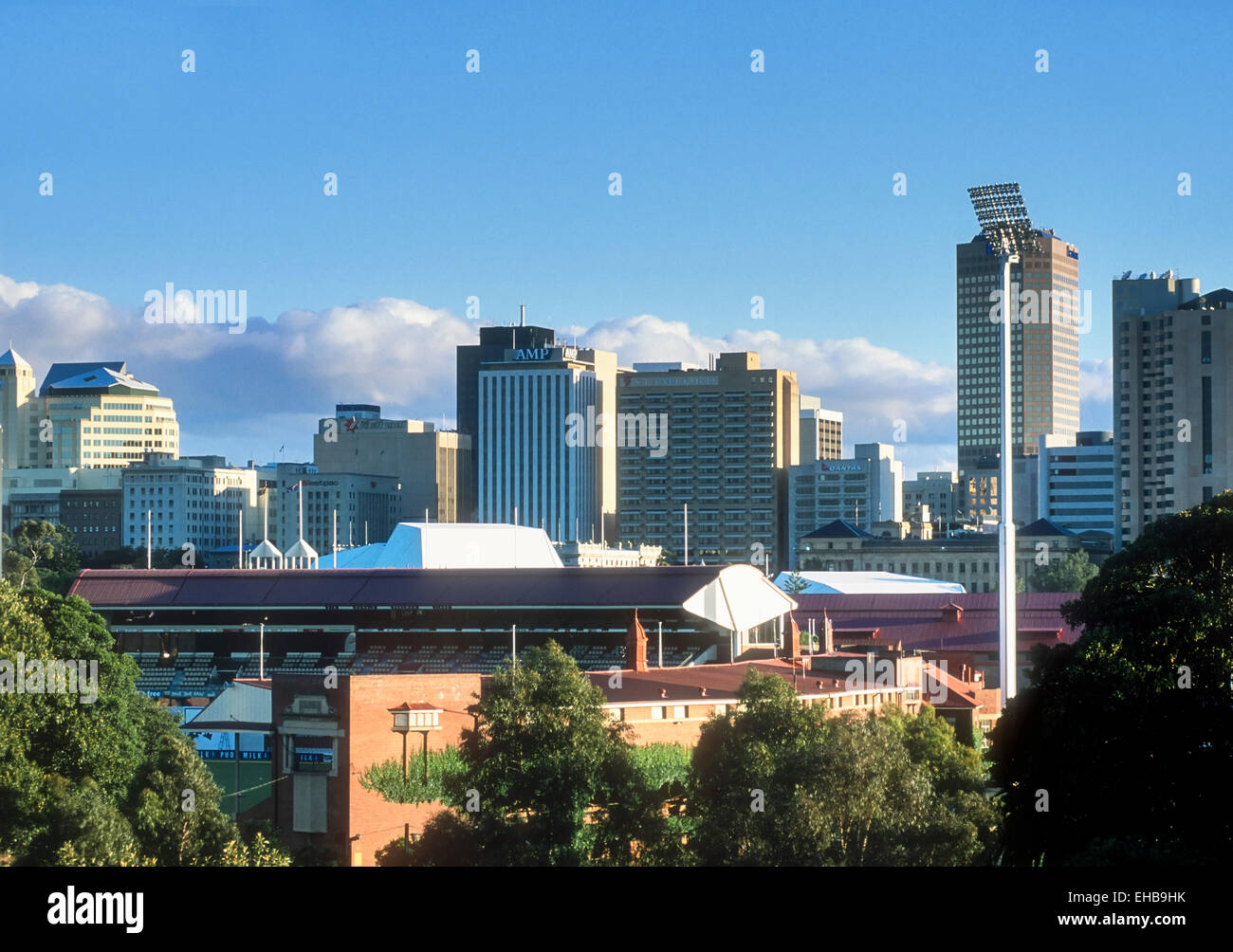 Adelaide Skyline con Adelaide Oval Cricket Ground in primo piano Adelaide Australia del Sud Foto Stock