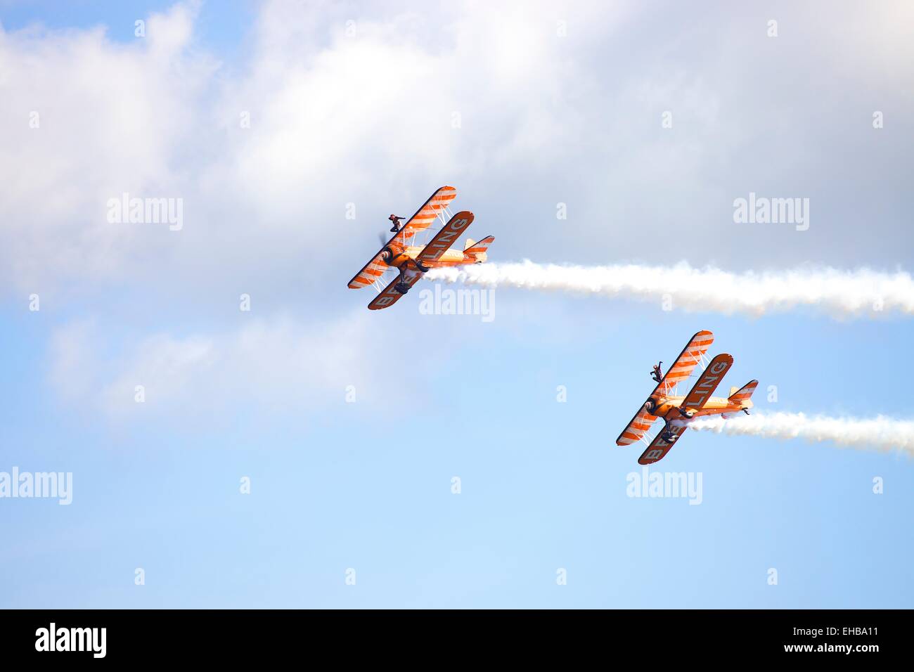 Due Boeing Stearman modello 75. Breitling biplano nel cielo bianco. Windermere Air Show 2011, Cumbria, Regno Unito. Foto Stock