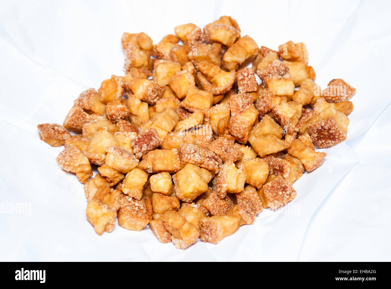 Fritte di pelle di maiale sul Libro bianco [soft focus]. Foto Stock