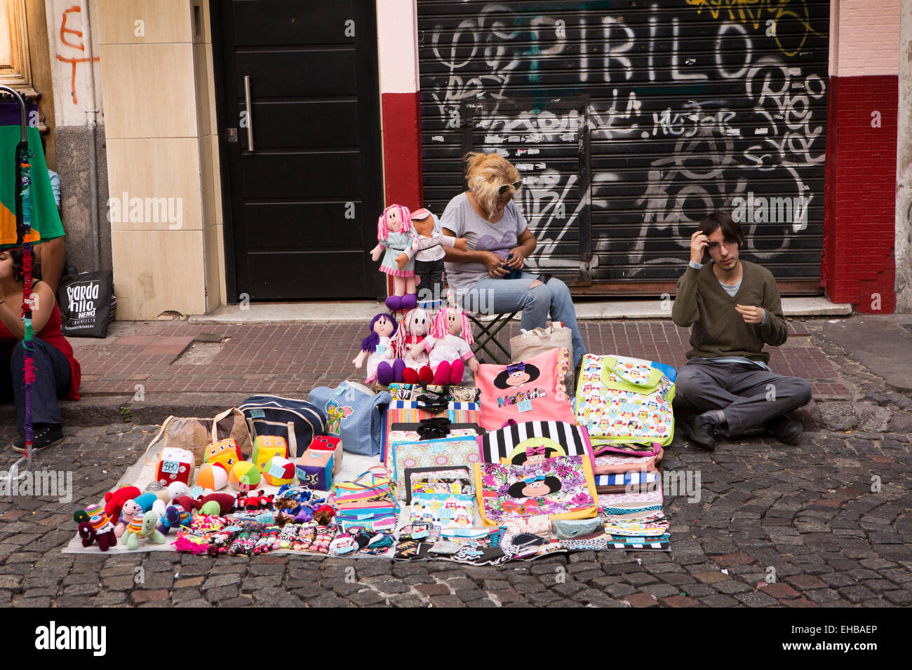 Argentina a Buenos Aires, il mercato di San Telmo, giovani stallholders al giocattolo morbido in stallo Foto Stock