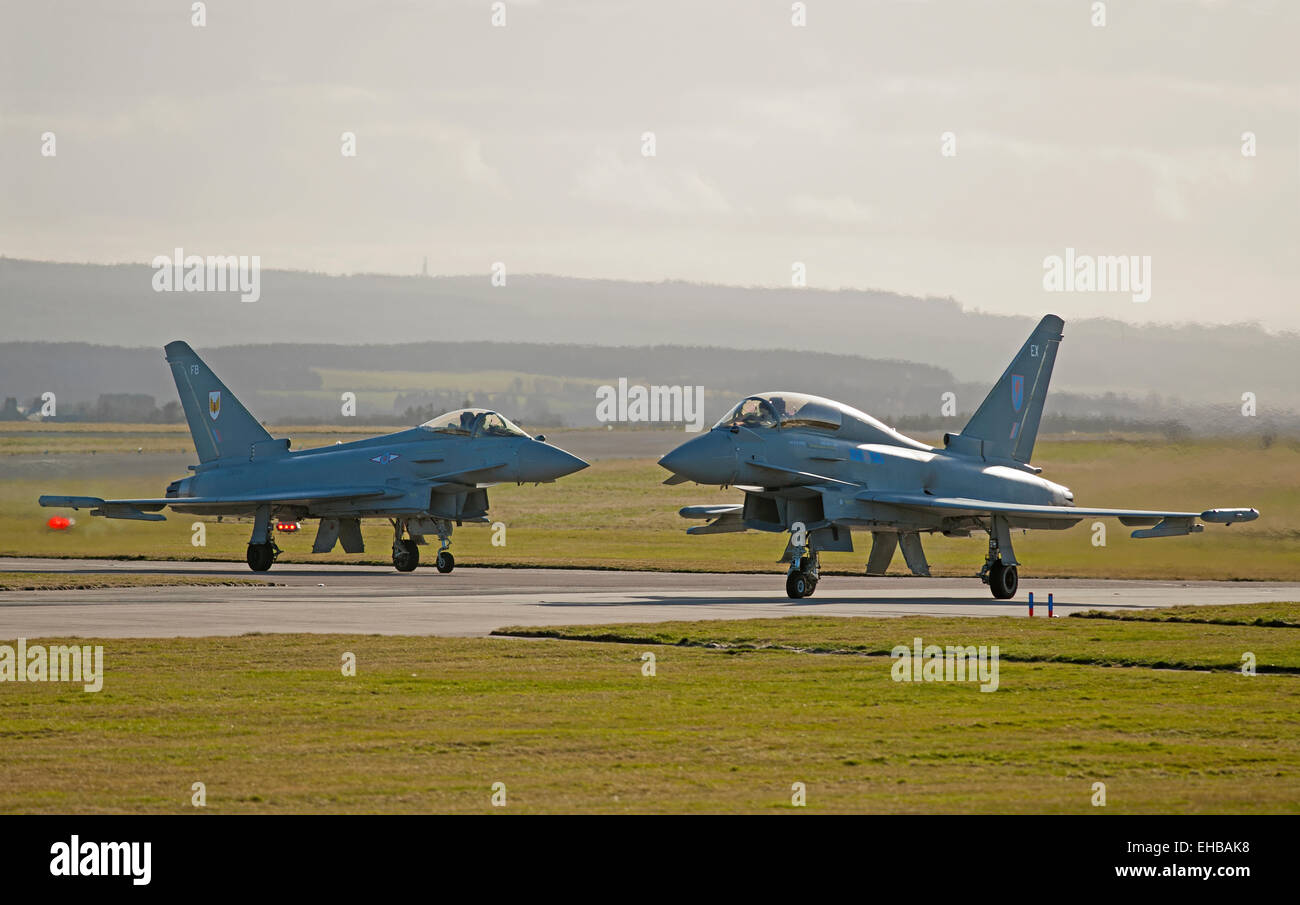 Eurofighter Typhoon ZK379 (EX) e ZK334 (FB) preparare per la linea fino a RAF Lossiemouth pista 23, murene. La Scozia. SCO 9633. Foto Stock