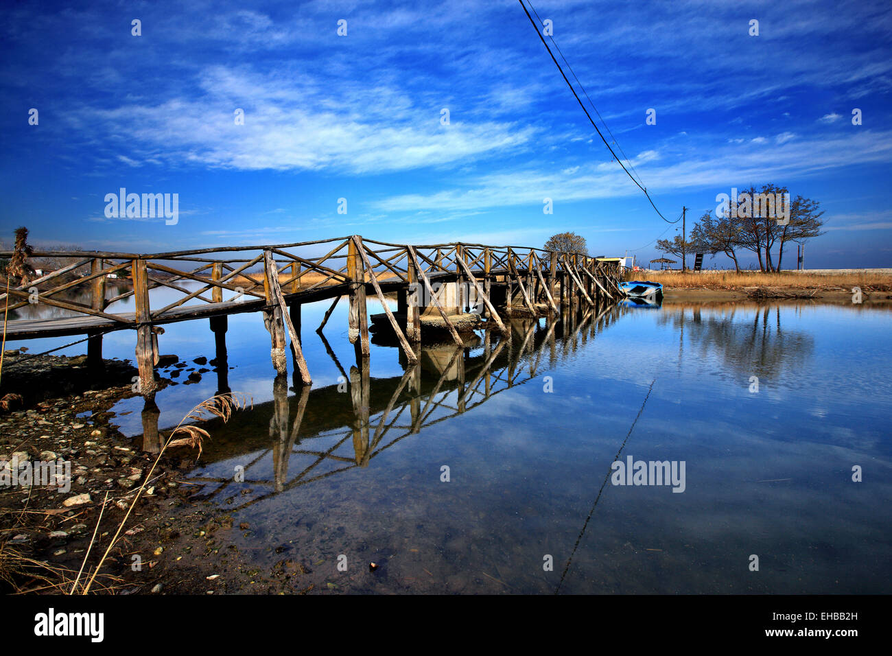 Ponte di legno al delta del fiume Pineios, villaggio Grecia STOMIO, LARISSA, Tessaglia, Grecia. Foto Stock